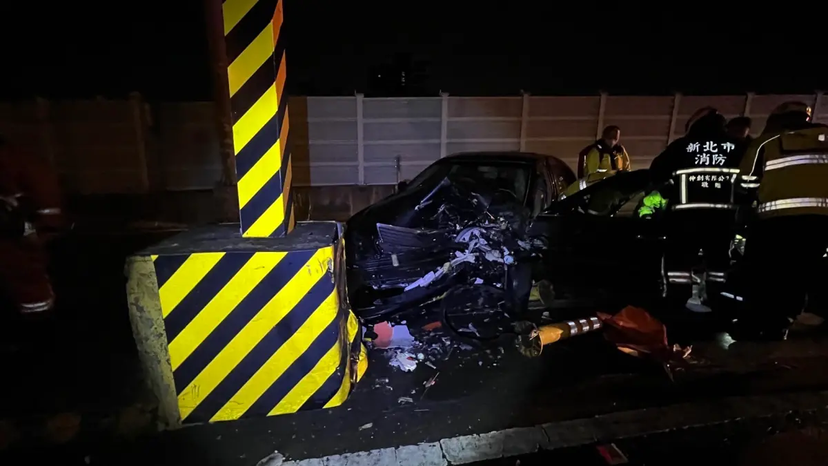▲26歲男深夜駕車失控猛撞台64線測速桿　車頭全毀命大逃死劫。（圖／翻攝畫面）