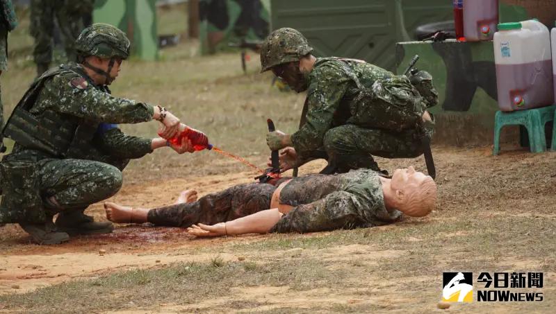 ▲1年義務役新兵鑑測「震撼教育」實施戰傷救護演練。(圖/記者呂炯昌攝,2024,03,20)