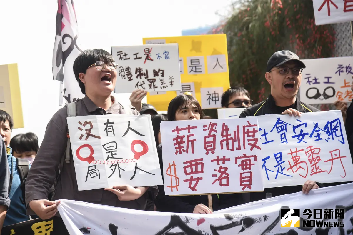 ▲社工團體今（20）日赴衛福部抗議，反對調高訪視頻率，並要求衛福部邀請基層與會。（圖／記者陳明安攝，2024.03.20）