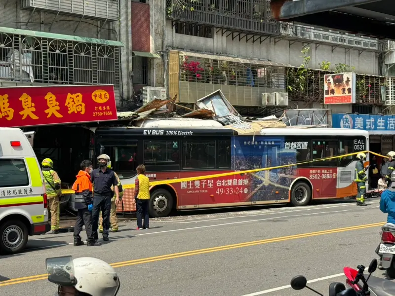 ▲一部公車行經台北市中坡南路時，不明原因失控衝撞路邊店家。（圖／資料照片）