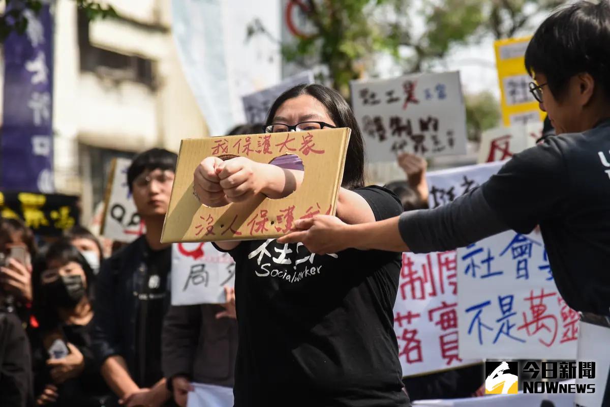 ▲約300位社工今（20）日赴衛福部抗議，並演出行動劇、重現剴剴案社工遭上銬的畫面。（圖／記者陳明安攝，2024.03.20）