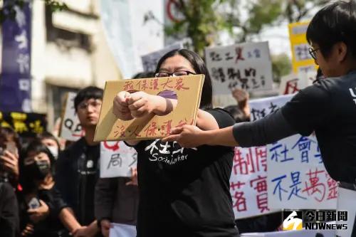 ▲約300位社工先前赴衛福部抗議，並演出行動劇、重現剴剴案社工遭上銬的畫面。（NOWNEWS資料照／記者陳明安攝）