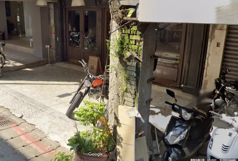 ▲台北文昌街2層樓老屋坍塌，對比2022年的Google街景圖，可見受損最嚴重的騎樓梁柱早被樹根穿透，其內磚塊外露且縫隙還不小。（圖／翻攝Google Map）