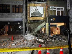 ▲台北文昌街2層樓老屋昨（19）深夜發生坍塌。（圖／翻攝羅智強臉書）