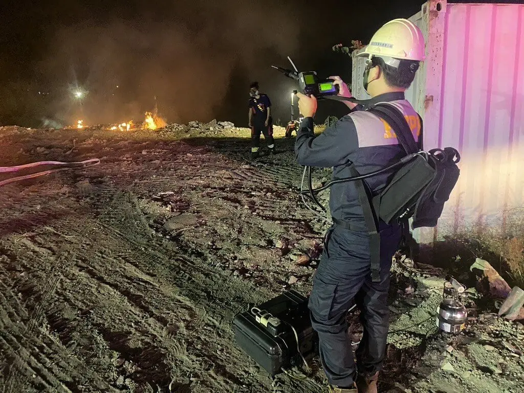 ▲高雄市岡山區華崗路廢棄物掩埋場19日發生火警，消防局歷時8小時才順利撲滅。（圖／翻攝畫面）