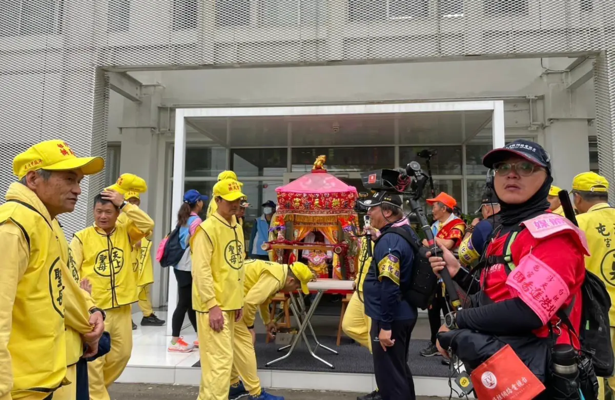 白沙屯媽祖今（20）日上午停在有「MIT超跑零件王」之稱的「全拓工業」門口，讓員工又驚又喜。（圖/白沙屯拱天宮臉書）