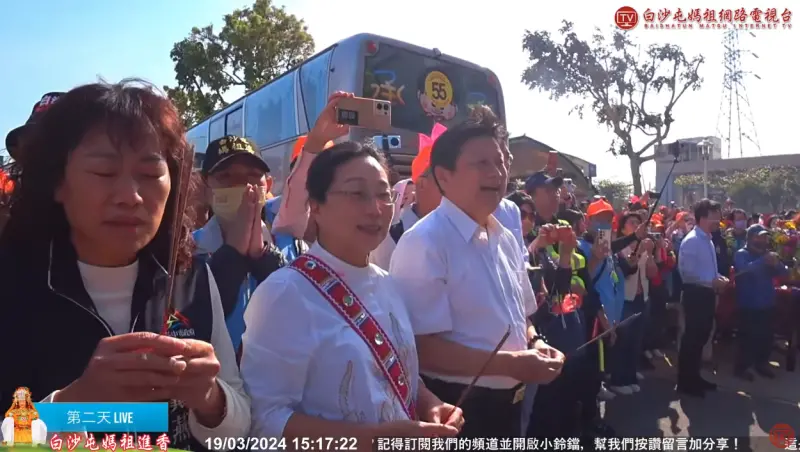 ▲國民黨團總召傅崐萁夫婦專程前往中部迎接白沙屯媽祖聖駕。(圖/翻攝自白沙屯媽祖網路電視台YT)