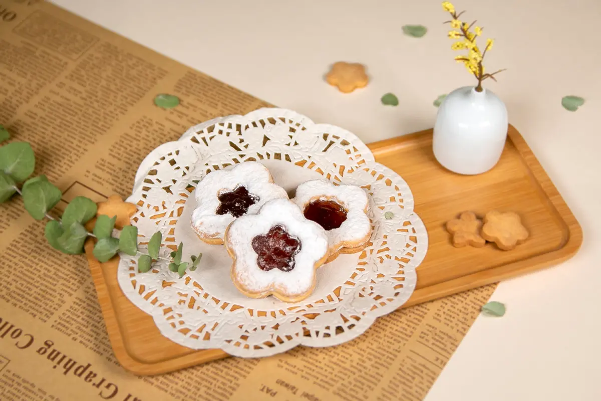 ▲「春日甜食」由甜點職人張妍溱製作花形餅乾，注入酸甜的梅醬，是滿足味蕾的幸福好滋味。（圖／品牌提供）