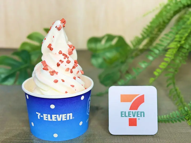 ▲7-11霜淇淋4月新口味將是「可爾必思牛奶霜淇淋」，而官方也宣布在高雄櫻花季現場，有隱藏版的「櫻花莓果可爾必思」口味霜淇淋。（圖／7-11提供）
