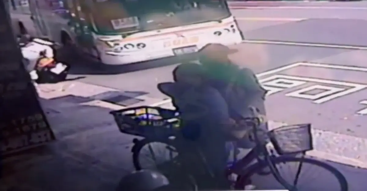 ▲台北市信義區中坡南路今（20）日中午驚傳12時許，發生嚴重車禍，一輛行進中的公車突然偏離車道，控撞進一旁的三媽臭臭鍋中，驚悚畫面曝光。（圖／翻攝記者爆料網）