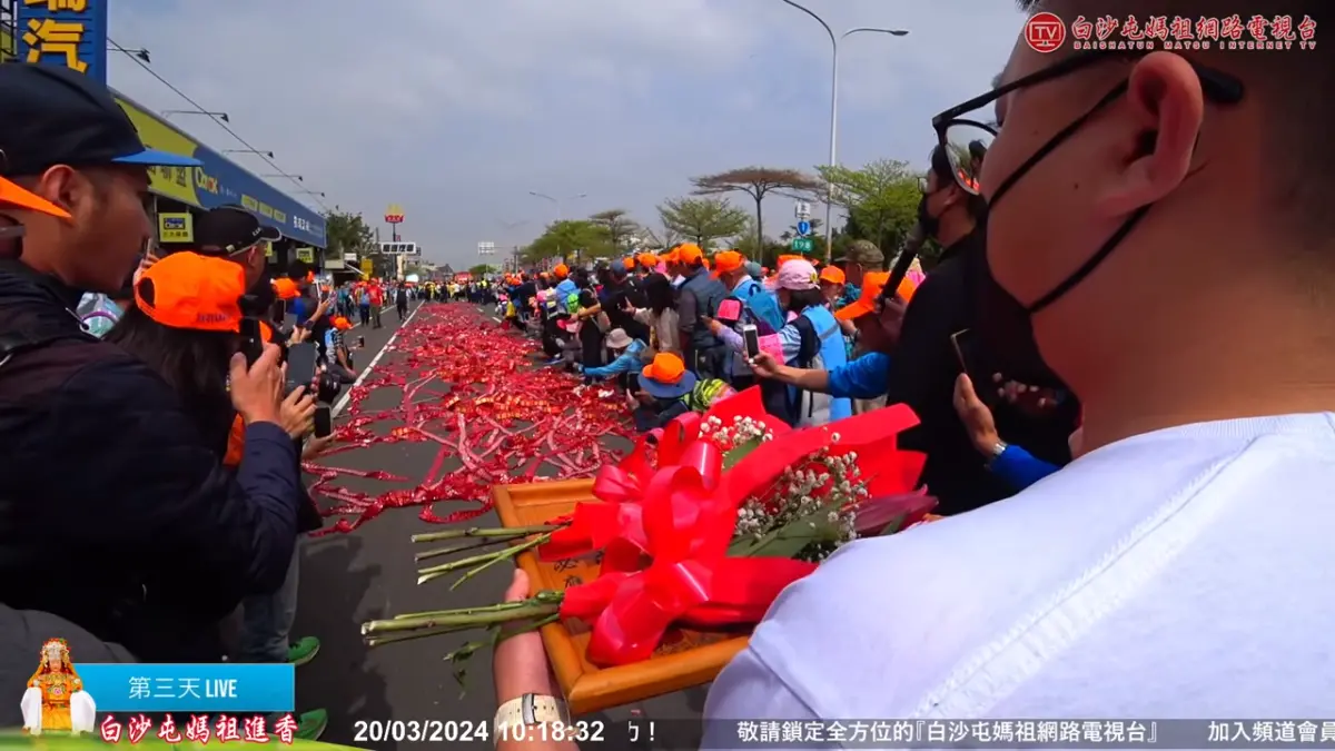 ▲今（20）日有信眾擺出「鞭炮紅毯」陣仗，要恭迎媽祖婆，沒想到媽祖遲疑一下後，竟選擇繞道離開。（圖／取自白沙屯媽祖網路電視台）