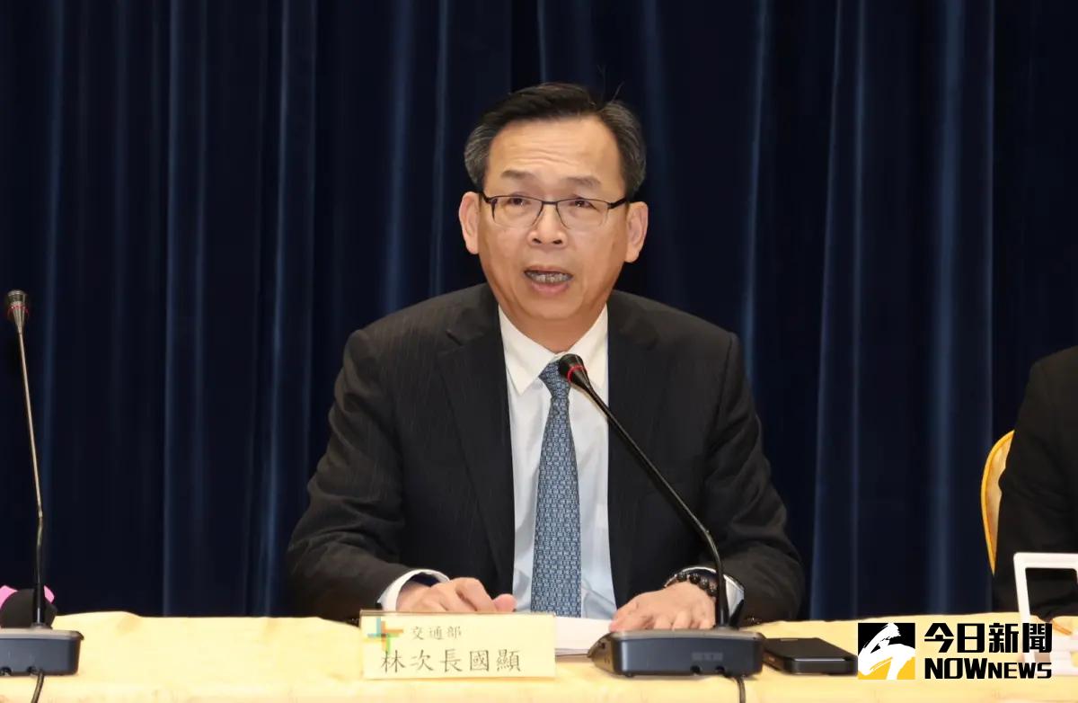 ▲桃園機場南跑道3日歲修，698架次飛機，搶1個北跑道，逾300班次、47%航班延遲，民怨大爆發。交通部令2週內進行檢討懲處，今下午公布結果。交通部次長林國顯親自出席記者會說明。（圖／記者朱永強攝，2024.03.20）