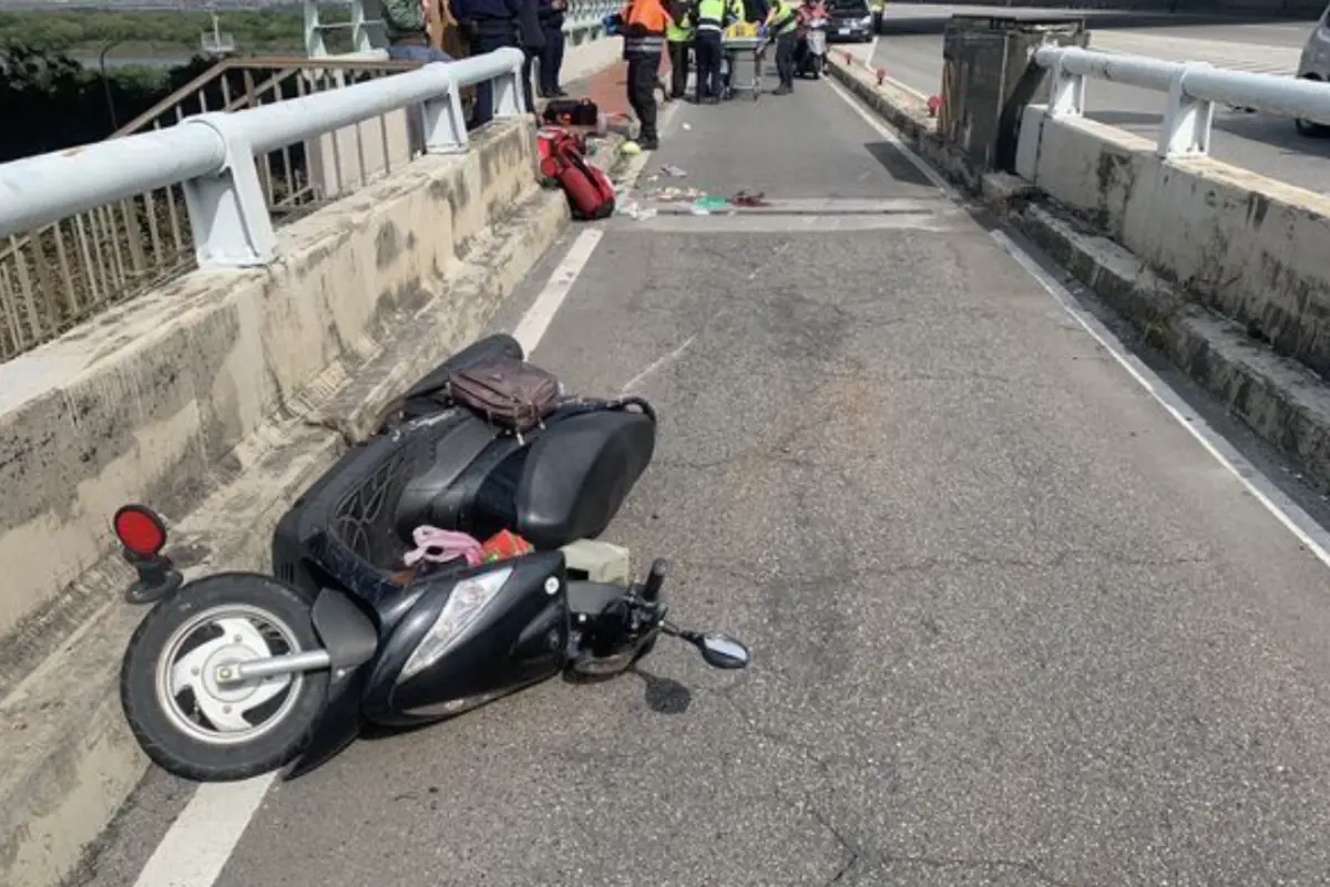 ▲一名76歲的蔡姓女子騎機車從北市往板橋方向前行時，不明原因撞擊分隔島自摔，當場失去生命跡象，送醫不治。（圖／翻攝畫面）