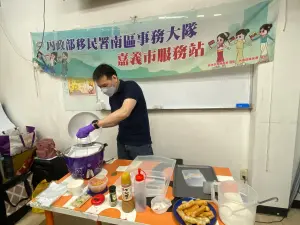 ▲講師何炳賢傳授大家如何以電鍋製作港式腸粉。（圖／移民署提供）