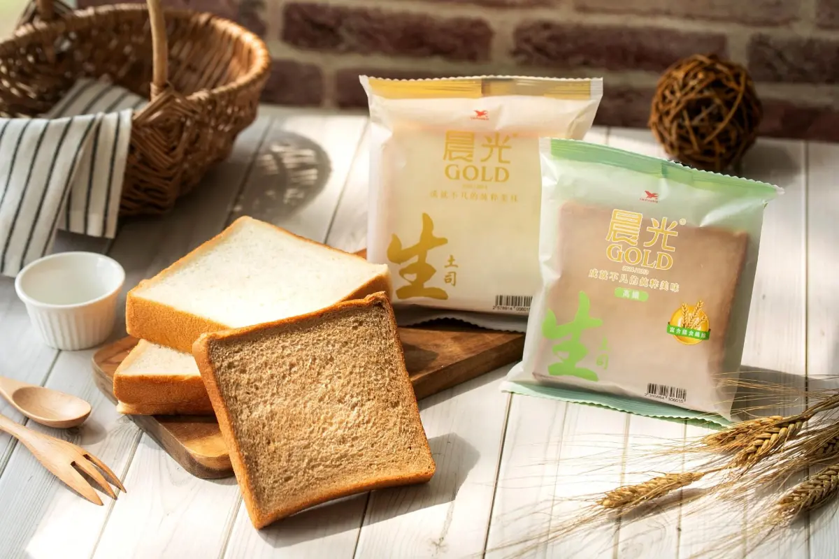 ▲口感澎彈Q軟的晨光GOLD生土司，推出新品，添加高纖成分以及黑糖、蜂蜜，吃起來更香。（圖／品牌提供）