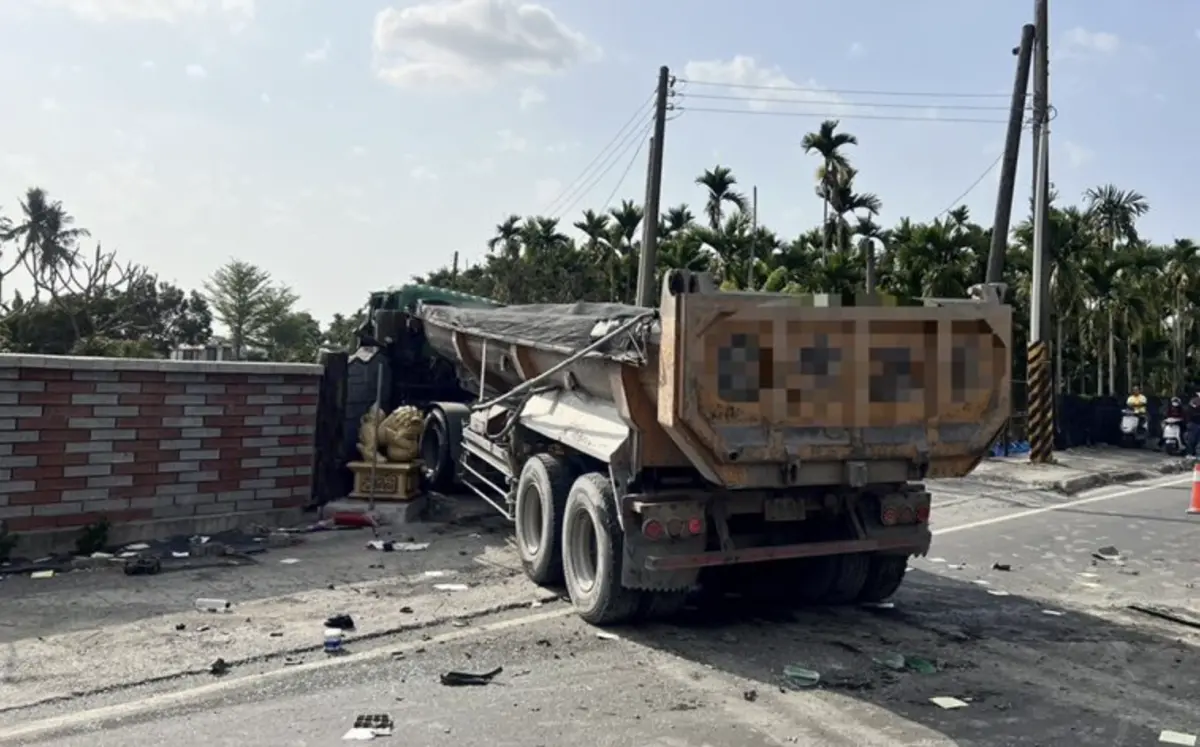 ▲屏東縣消防局獲報台一線有聯結車與砂石車發生碰撞，警消獲報到場時發現，因為撞擊力道相當大，導致整輛貨櫃車車斗貨櫃掉落，現場一共有2人送醫。（圖／翻攝畫面）