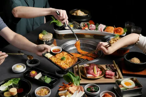 0元吃築間酸菜魚!連續30天送8大品牌餐券 烤肉「狂賺1980元」 ▲築間全新「紫木槿韓國烤肉」,從上午11點營業至凌晨2點半,方便民眾想吃烤肉到宵夜場。(圖/築間餐飲集團提供)