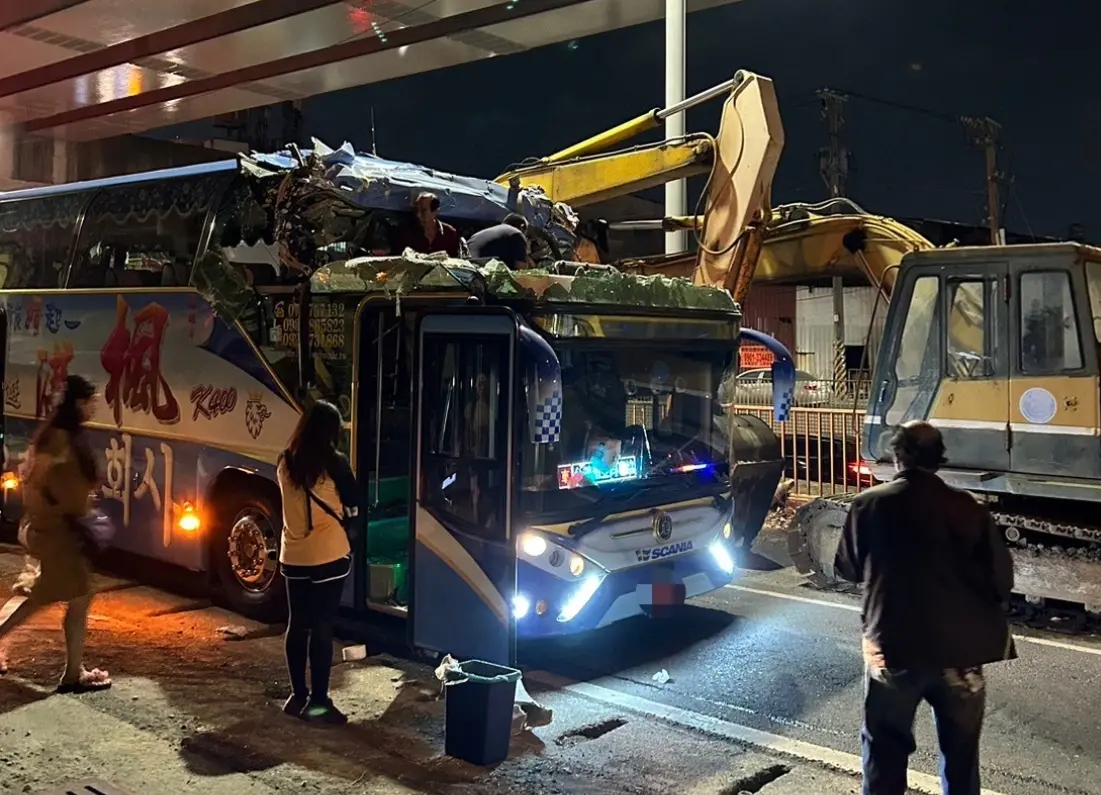 ▲昨（20）日晚間8時許，高雄市仁武區水管路發生一起嚴重交通事故，一輛遊覽車疑似撞上涵洞，由於超過限高導致車頭嚴重毀損，車內1人失去生命跡象不治。（圖／翻攝畫面）