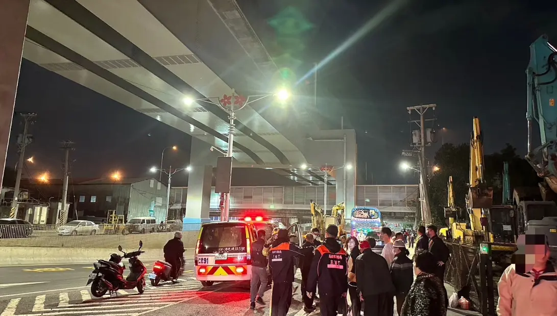 ▲昨日晚間8時許，高雄市仁武區水管路發生一起嚴重交通事故，一輛遊覽車疑似撞上涵洞，由於超過限高導致車頭嚴重毀損，車內1人因此身亡。（圖／翻攝畫面）