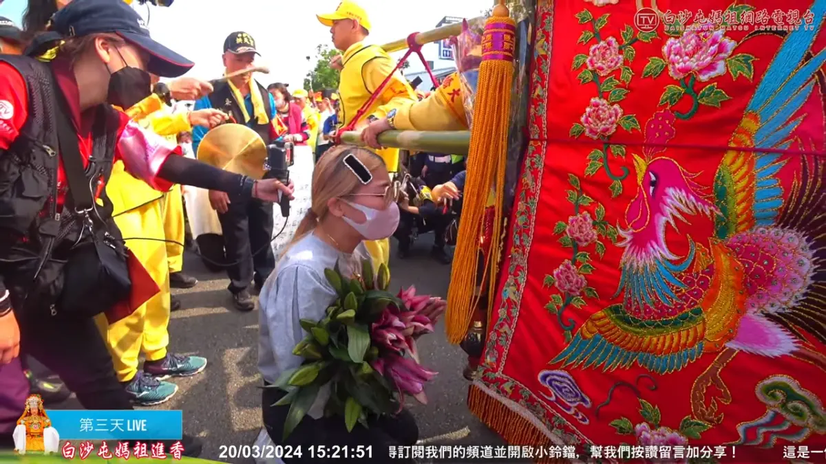 ▲今（20）日下午3點半左右，有家屬攔轎，希望媽祖婆能帶回日前跌落水庫失聯的22歲男子。（圖／取自白沙屯媽祖網路電視台）