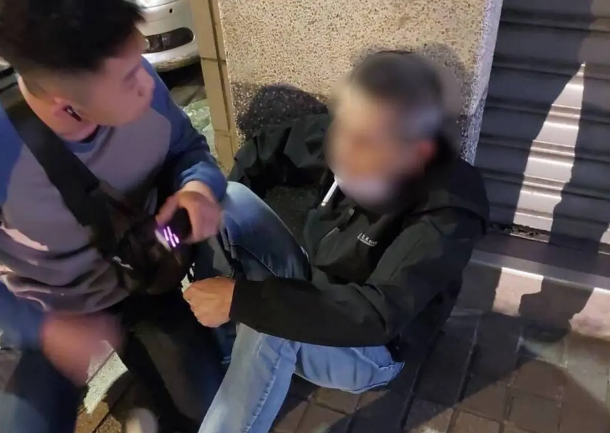 ▲今（20）日19時許，延吉街某銀樓發生強盜未遂案，店家報案聲稱，一名中年男子佯裝顧客走進店內，卻突然「亮槍」要搶劫店內金飾。（圖／翻攝畫面）