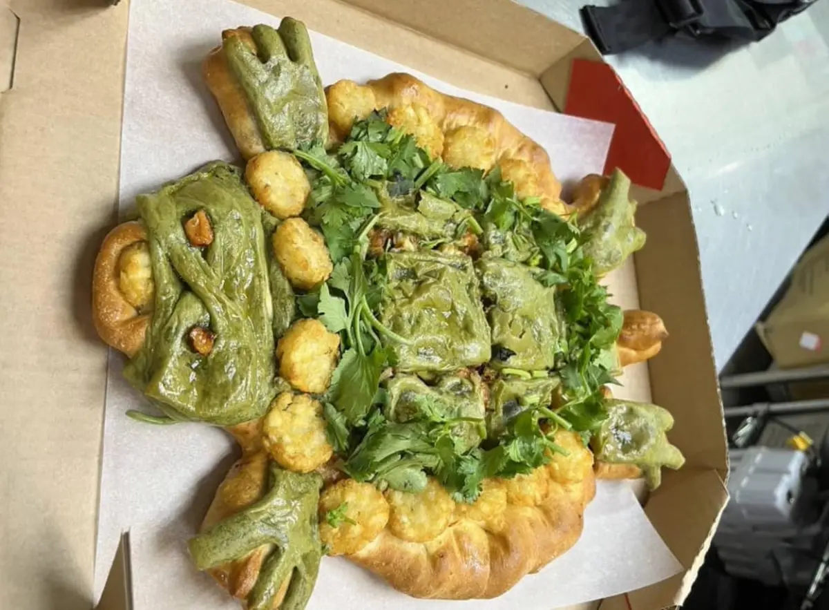 ▲必勝客最新口味「芝心雙粿草仔龜披薩」引爆話題，成品照有人認為像忍者龜、被卡車輾過的烏龜等等。（圖/爆廢公社）