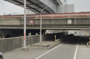 ▲高雄仁武區水管路涵洞慢車道限高 2.0公尺。（圖／google map）