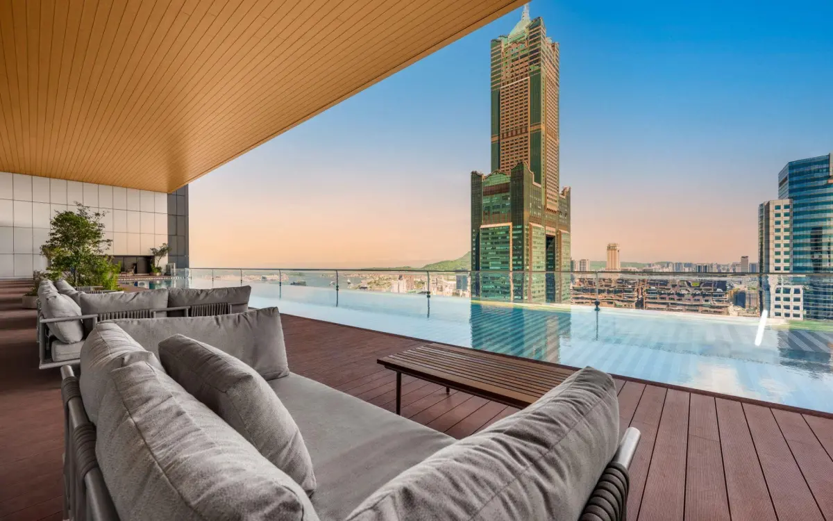 ▲有超美無邊際泳池的承億酒店於明（22）日~3月31日推出多項五星優惠商品於線上旅展販售，住宿券推出史上最低優惠，僅1.4折，每晚4999元起。（圖／承億酒店提供）