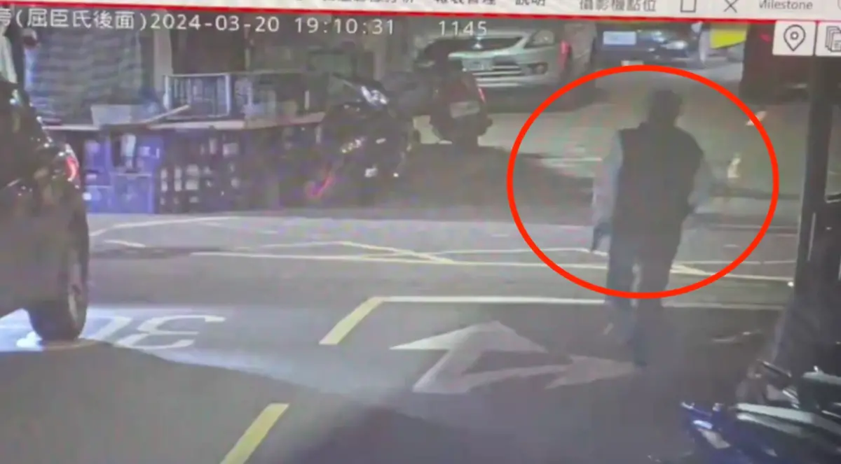 ▲65歲李男因積欠200萬賭債無力償還，竟持槍搶北市延吉街銀樓，2小時後落網。（圖／翻攝畫面）