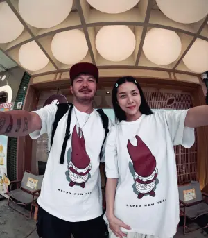 ▲KID（左）手持GoPro拍下與太太在泰國身穿小鬼設計的人物T恤。 （圖／翻攝自KID IG）