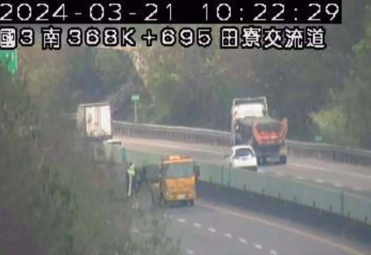 ▲國三南下田寮段7車連環撞。（圖／翻攝畫面）