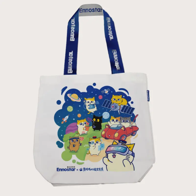 ▲富采今年股東會紀念品與黃阿瑪的後宮生活合作推出聯名的帆布袋。(圖/黃阿瑪的後宮生活提供)