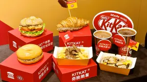 拉亞漢堡聯名KITKAT！漢堡、蛋餅、薯條加巧克力醬　滿200抽機票
