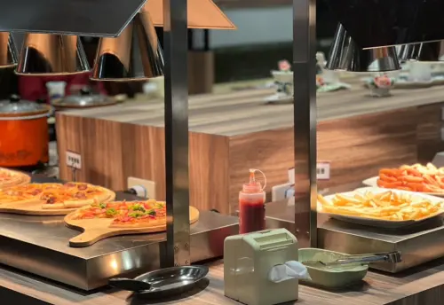 ▲平價牛排孫東寶大升級開設「孫東寶Plus館」，最低每人280元就能吃到飽，自助吧提供披薩、炸物等等，都是以前沒有的菜色。（圖／取自孫東寶臉書）