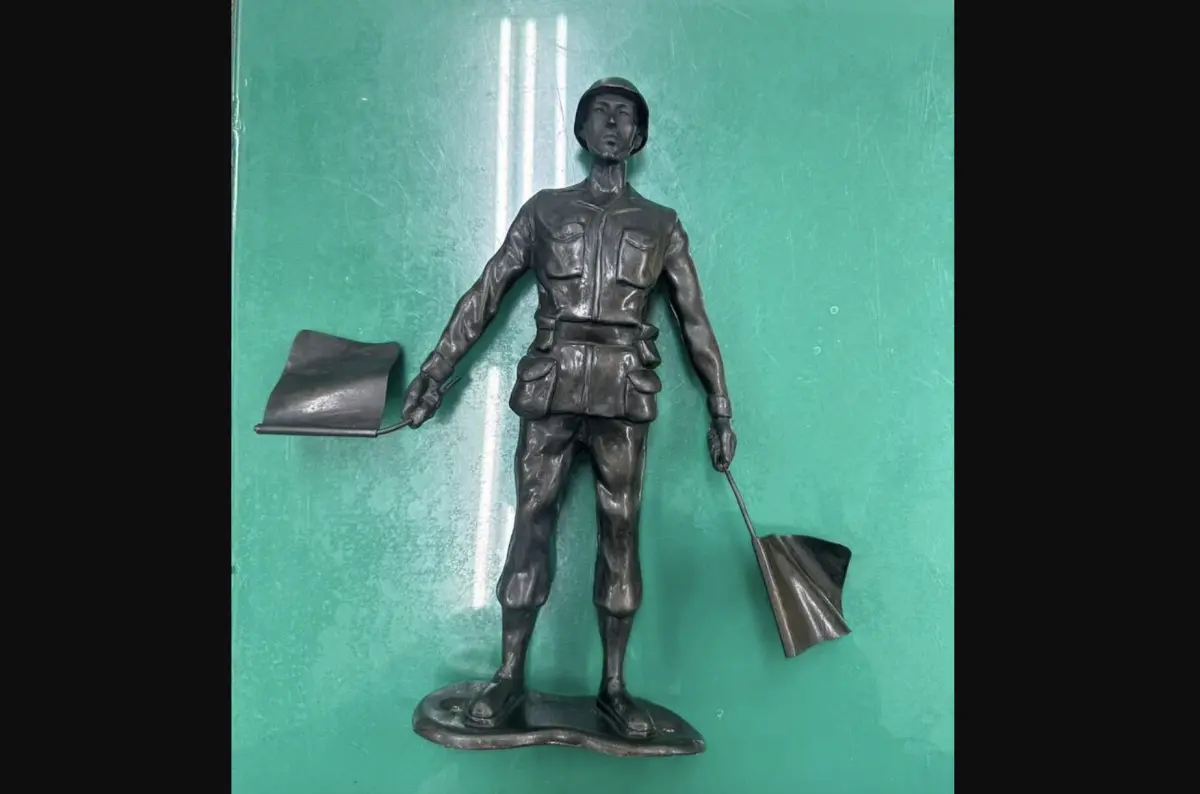 ▲捷運復興崗站內擺放許多銅製雕像「小兵」的裝置藝術，日前一名劉姓男子喝醉酒後搭捷運返家，居然趁四下無人，將銅像徒手拔走。（圖／翻攝畫面）