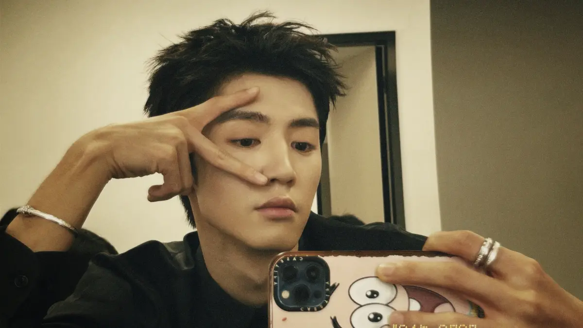 ▲中國爆紅網劇《偷偷藏不住》男星陳哲遠，近期因喝退現場粉絲被爆有大頭症，真相曝光竟是私生飯及代拍推擠害他撞到門上，險些傷到他的帥臉。（圖／翻攝自陳哲遠微博）