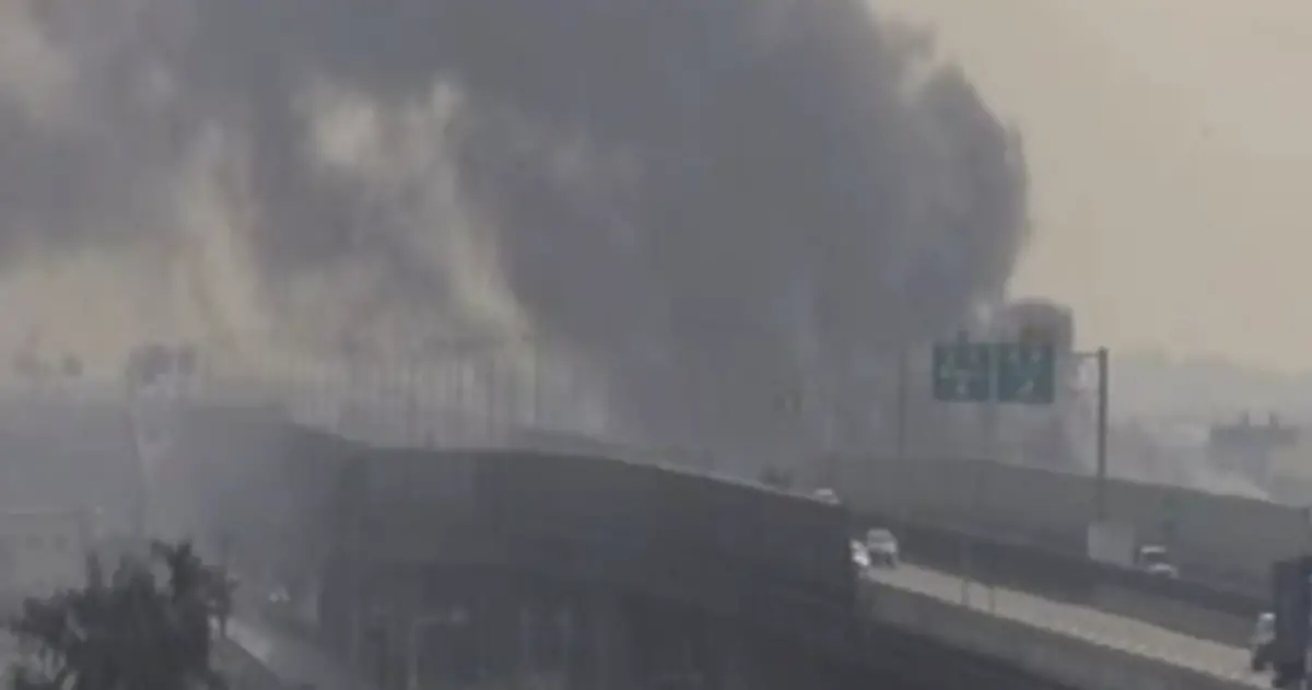▲彰化福興沿海路一段一間塑膠工廠今（21）日發生火警，現場黑煙狂竄，影響用路人視線。（圖／翻攝畫面）