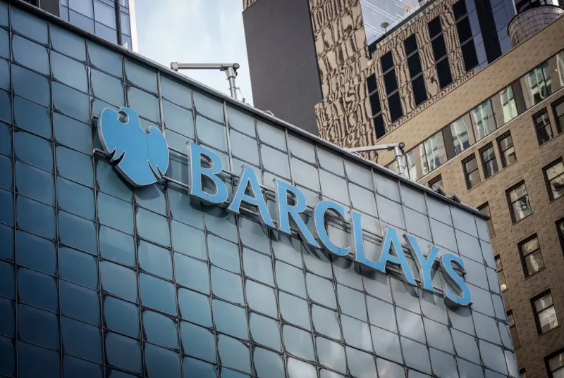 ▲英國巴克萊銀行（Barclays Plc）準備進行裁員，根據《彭博社》引述知情人士說法，為了削減成本並提高投資銀行的獲利表現，在未來數個月內將裁掉數百位員工，影響範圍包括全球市場、研究和投資銀行等部門的人力。（圖／美聯社／達志影像）