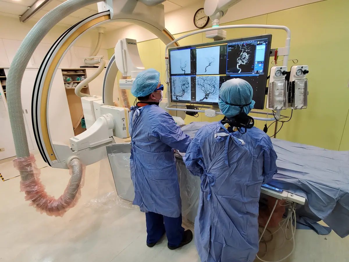▲北醫附醫腦中風治療團隊每年啟動約100次，病人約2至3成可接受動脈取栓治療，血管打通率達80%以上。（圖／北醫附醫提供）