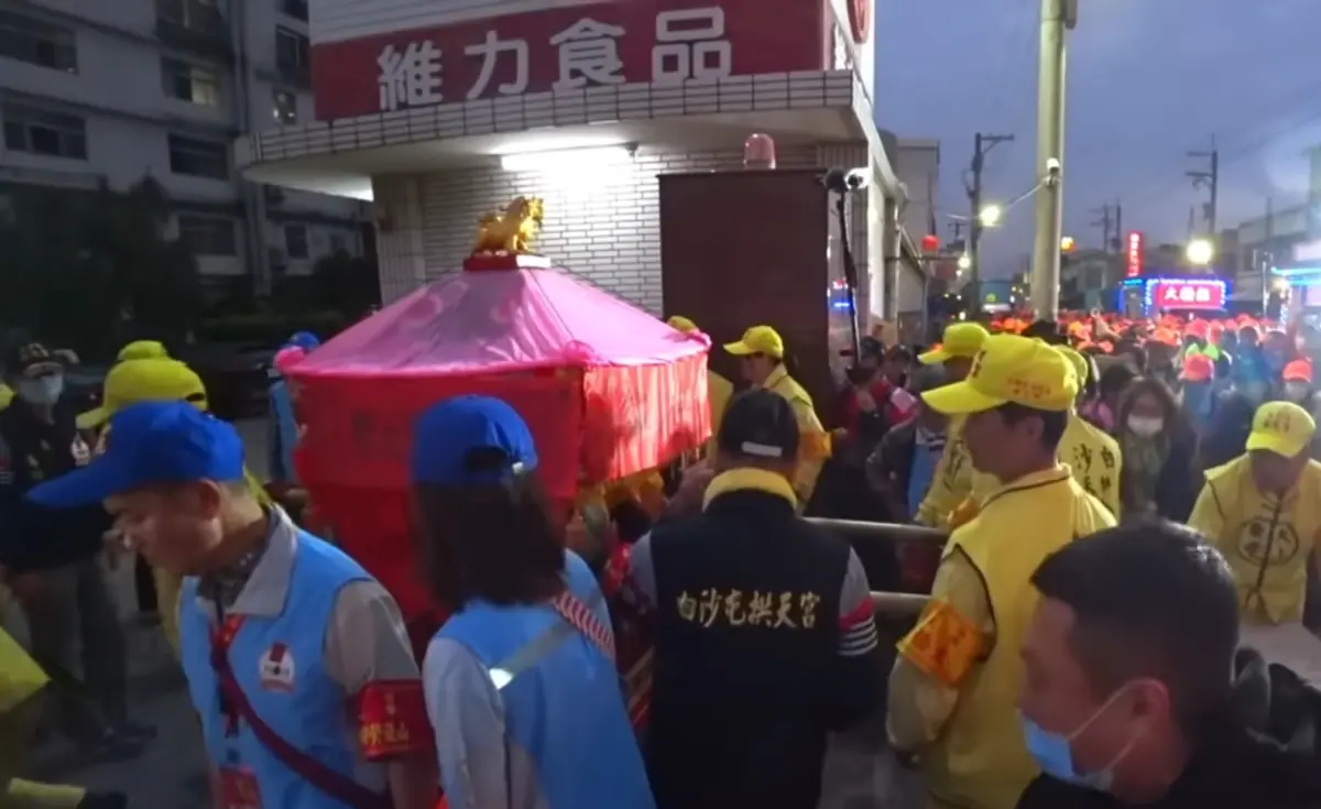 ▲白沙屯媽祖停駕維力食品公司。（圖／翻攝自白沙屯媽祖網路電視台）