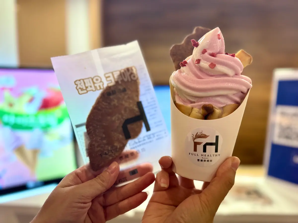 ▲板橋大遠百韓國展最夯的美食，包括酥脆扁可頌、慶洲十元麵包、濟州島石頭爺爺柑橘汁通通有。（圖／記者鍾怡婷攝）