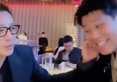 ▲汪小菲（左）與葛斯齊（右）於去年3月16日在汪小菲的餐廳內一起直播，並聲稱2人要「化干戈為玉帛」。（圖／翻攝自微博）