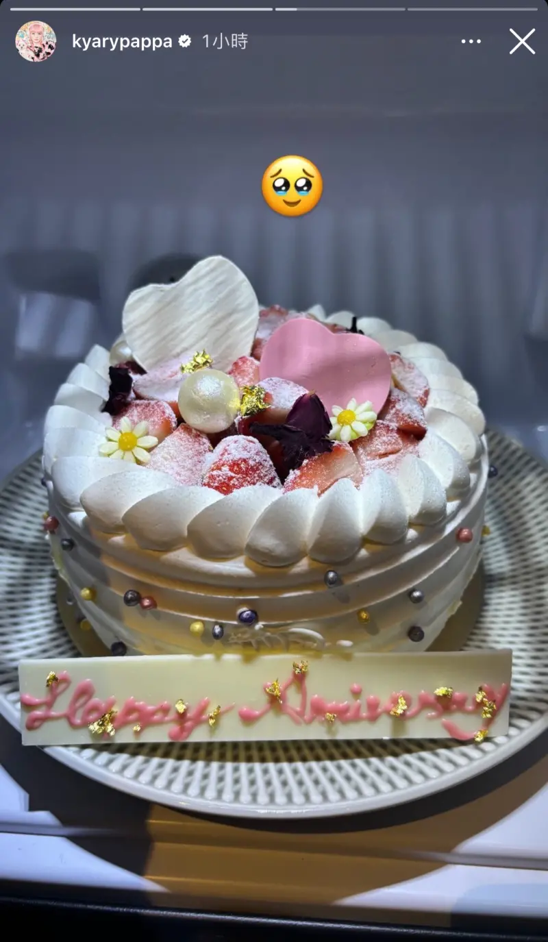 ▲卡莉怪妞喜收飯店準備的蛋糕,開心發文。(圖/卡莉怪妞IG)