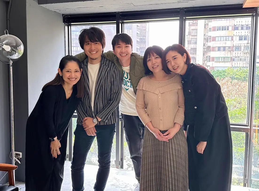 ▲江宏傑（中）在社群媒體上分享「超級律師團」合照，提到雙方是「重要夥伴」。（圖／翻攝江宏傑臉書）