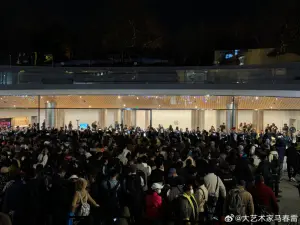 ▲蘋果(Apple Inc)新旗艦店「Apple靜安」今(21)日在上海靜安區開幕,現場聚集大批果粉等著進店嚐鮮。(圖/翻攝自微博) ▲蘋果(Apple Inc)新旗艦店「Apple靜安」今(21)日在上海靜安區開幕,現場聚集大批果粉等著進店嚐鮮。(圖/翻攝自微博)