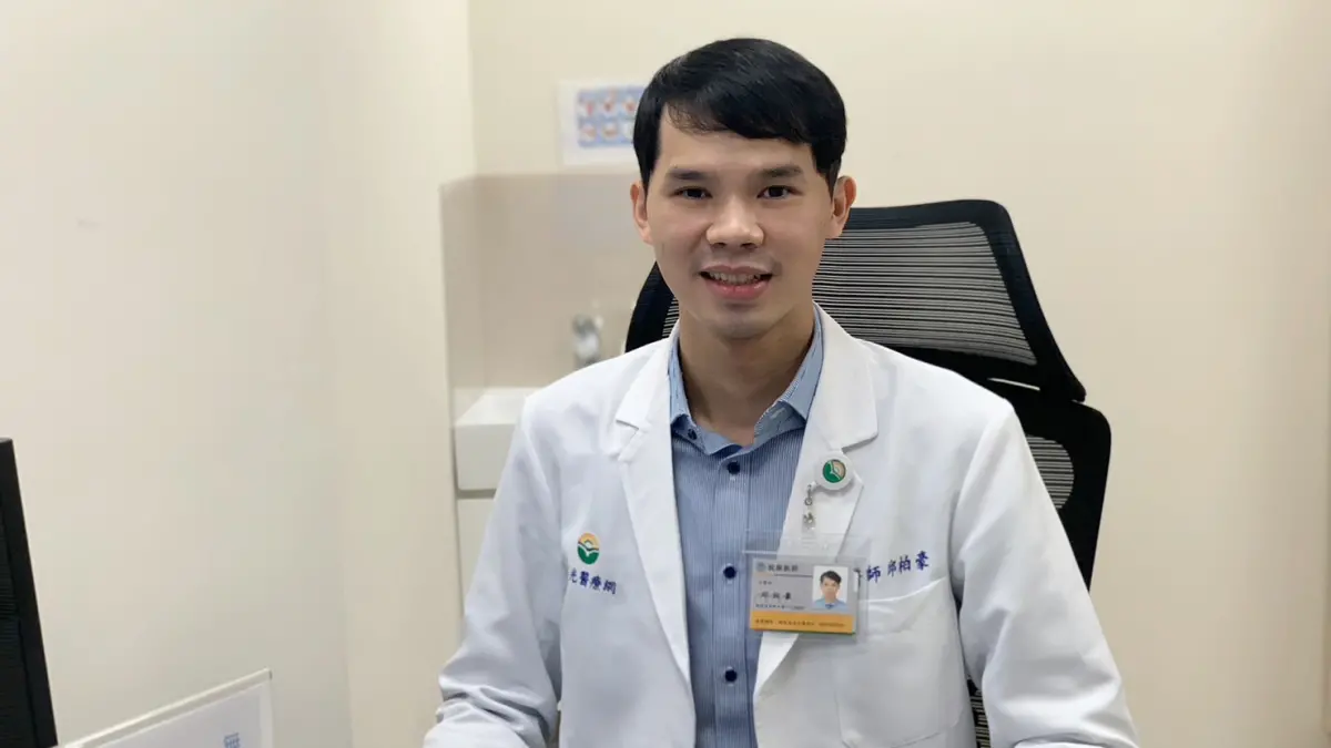 ▲陽明馬光中醫診所中醫師邱柏豪指出，長時間的行走會使腿部肌肉與關節承受巨大壓力，尤其是在不平坦的路面上更是如此。（圖／馬光中醫診所提供）