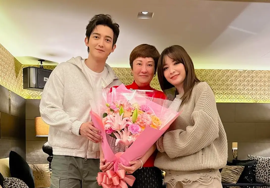 ▲許維恩（右）透露第三次人工受孕失敗，當場崩潰痛哭，老公王家梁（左）在一旁陪伴。（圖／翻攝許維恩臉書）