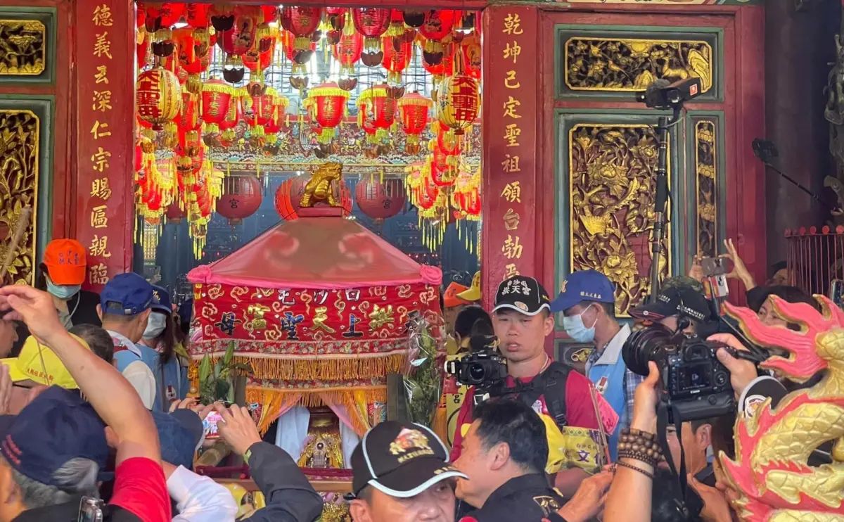 ▲白沙屯媽祖的「粉紅超跑」日前再度停駕田中鎮乾德宮，現場信徒塞滿廟宇。（圖／白沙屯拱天宮臉書）