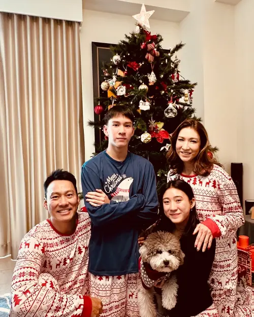 ▲艾力克斯（左）與李詠嫻（右）結婚23年，育有一對子女。（圖／艾力克斯臉書）