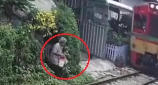 ▲一名泰國男子出家門時，沒有閃避火車慘遭碾死。（圖／翻攝自臉書）